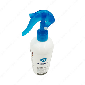 In diesem Video sieht man das Allergoff Spray mit einem praktischen blauen Sprühkopf. Die 400ml Flasche eignet sich perfekt, um Allergene aus Textilien, Möbeln oder Wohnräumen zu neutralisieren. Dank der einfachen Anwendung unterstützt das Spray effektiv die Reduzierung von allergischen Symptomen im Alltag.