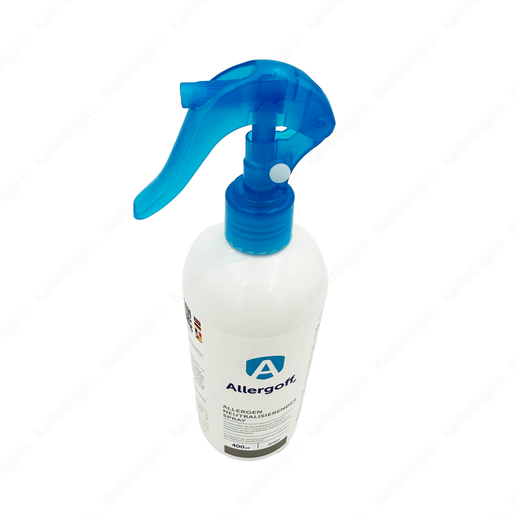 In diesem Video sieht man das Allergoff Spray mit einem praktischen blauen Sprühkopf. Die 400ml Flasche eignet sich perfekt, um Allergene aus Textilien, Möbeln oder Wohnräumen zu neutralisieren. Dank der einfachen Anwendung unterstützt das Spray effektiv die Reduzierung von allergischen Symptomen im Alltag.