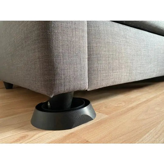 Das Bild zeigt ein Möbelbein (Sofa oder Bett), das in einer schwarzen Bettwanzen-Falle platziert ist. Diese Schutzschale dient zur Überwachung und Bekämpfung von Bettwanzen, indem sie verhindert, dass die Schädlinge unbemerkt ins Möbelstück gelangen. Solche Fallen sind eine einfache, kostengünstige und wirkungsvolle Methode, um Bettwanzen frühzeitig zu erkennen und deren Ausbreitung zu verhindern – besonders geeignet für Haushalte, Hotels und Pflegeeinrichtungen.