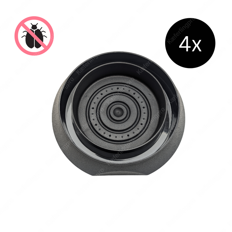 Das Bild zeigt eine schwarze Bettwanzen-Falle in Draufsicht, versehen mit einem Anti-Bettwanzen-Symbol und der Mengenangabe 4x. Diese Falle wird unter Möbelbeinen wie Betten, Sofas oder Tischen platziert, um Bettwanzen zuverlässig zu überwachen und ihre Ausbreitung zu verhindern. Sie ist eine diskrete, kostengünstige und effektive Methode zur Vorbeugung und Früherkennung von Bettwanzenbefall – ideal für Privathaushalte, Hotels und andere Einrichtungen.
