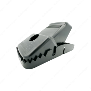 Die Catchmaster Rattenfalle ist eine robuste und zuverlässige Schlagfalle aus stabilem Kunststoff für die effektive Bekämpfung von Ratten. Sie überzeugt durch ihre starke Schlagkraft, einfache Handhabung und hohe Wiederverwendbarkeit. Dank des durchdachten Designs lässt sich die Falle sicher und hygienisch spannen sowie entleeren. Ideal für den Einsatz in Kellern, Lagerräumen, Betrieben und im Außenbereich, wo ein schneller und tierschutzgerechter Fang von Ratten notwendig ist.