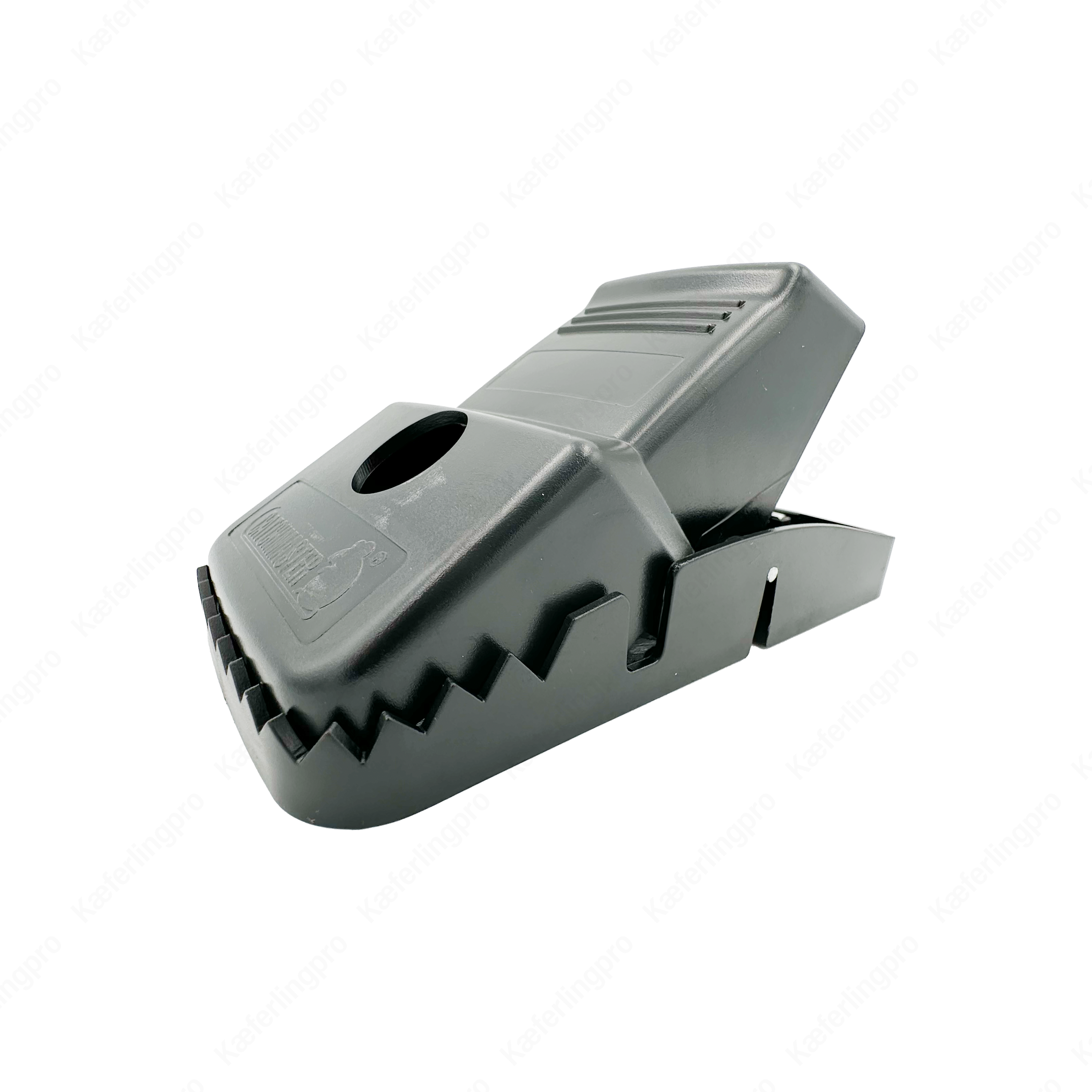 Die Catchmaster Rattenfalle ist eine robuste und zuverlässige Schlagfalle aus stabilem Kunststoff für die effektive Bekämpfung von Ratten. Sie überzeugt durch ihre starke Schlagkraft, einfache Handhabung und hohe Wiederverwendbarkeit. Dank des durchdachten Designs lässt sich die Falle sicher und hygienisch spannen sowie entleeren. Ideal für den Einsatz in Kellern, Lagerräumen, Betrieben und im Außenbereich, wo ein schneller und tierschutzgerechter Fang von Ratten notwendig ist.