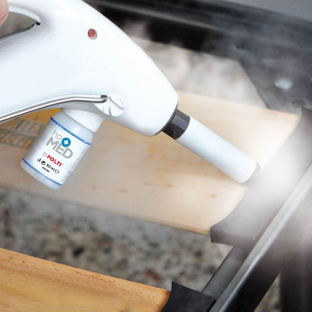 Der Dampfreiniger mit Polti HPMed Flüssigkeit sorgt für hygienische Sauberkeit auf Möbeln, Polstern und Matratzen. Durch heißen Dampf und die spezielle Lösung werden Schmutz, Bakterien und Gerüche effektiv entfernt – ganz ohne aggressive Chemikalien. Besonders geeignet für Haushalte mit Kindern, Allergikern oder Haustieren, bietet er eine nachhaltige, sichere und schonende Reinigungslösung für den Alltag.