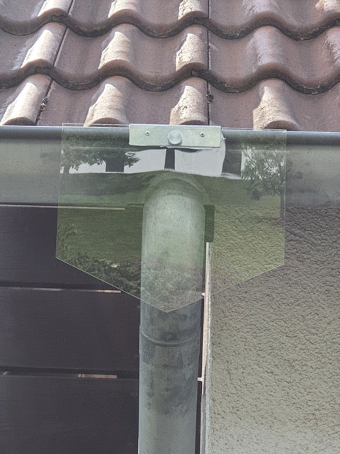 Das Bild zeigt eine transparente Mardersperre, die an einem Fallrohr unterhalb der Dachrinne befestigt ist. Diese Schutzvorrichtung verhindert, dass Marder, Katzen oder andere Tiere am Rohr hochklettern und so Zugang zum Dach oder Dachboden finden. Die Lösung ist unauffällig, wetterbeständig und einfach zu montieren. Ideal für Hausbesitzer, die ihr Gebäude zuverlässig vor Schäden durch Marder oder andere unerwünschte Tiere schützen möchten.