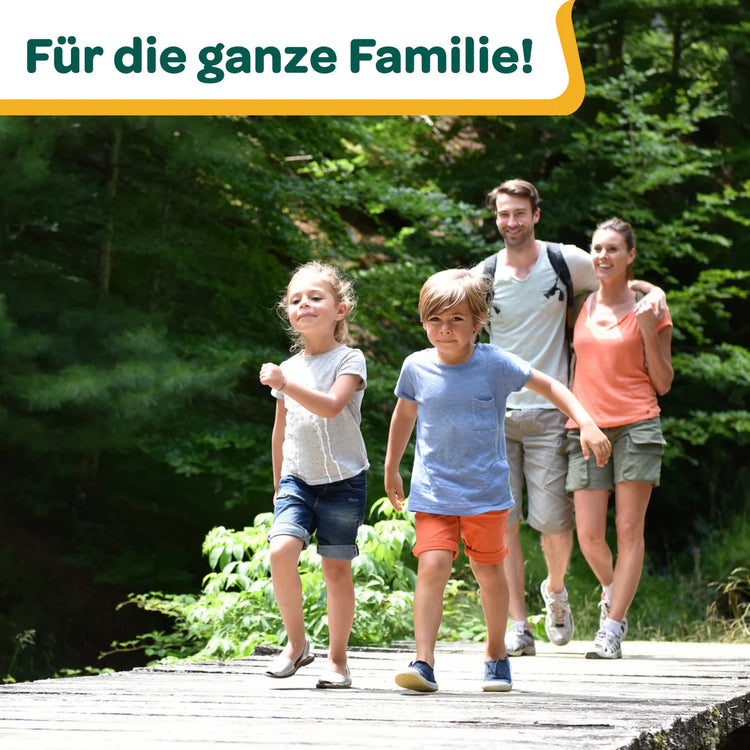 Das Bild zeigt eine Familie, die gemeinsam einen Spaziergang durch den Wald unternimmt – ein Symbol für Natur, Gesundheit und gemeinsame Freizeit. Mit Recotin Pflastern können Eltern ihre Kinder sowie sich selbst zuverlässig vor Hautirritationen durch Insektenstiche schützen. Die Patches enthalten Inhaltsstoffe natürlichen Ursprungs, wirken hautschonend und sind dermatologisch getestet. Damit eignen sie sich perfekt für Outdoor-Aktivitäten wie Wandern, Picknicks oder Familienausflüge – ein praktischer Schut