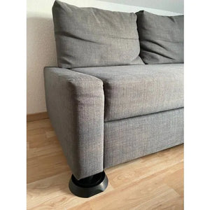 Das Bild zeigt ein graues Sofa, dessen Vorderbein in einer schwarzen Bettwanzen-Falle steht. Diese Falle dient zur Überwachung und Vorbeugung gegen Bettwanzen, indem sie verhindert, dass Schädlinge unbemerkt ins Möbelstück gelangen. Solche Fallen sind eine diskrete und kostengünstige Lösung, um Bettwanzenbefall frühzeitig zu erkennen und ihre Ausbreitung zu stoppen – ideal für Privathaushalte, Hotels und Gemeinschaftseinrichtungen.