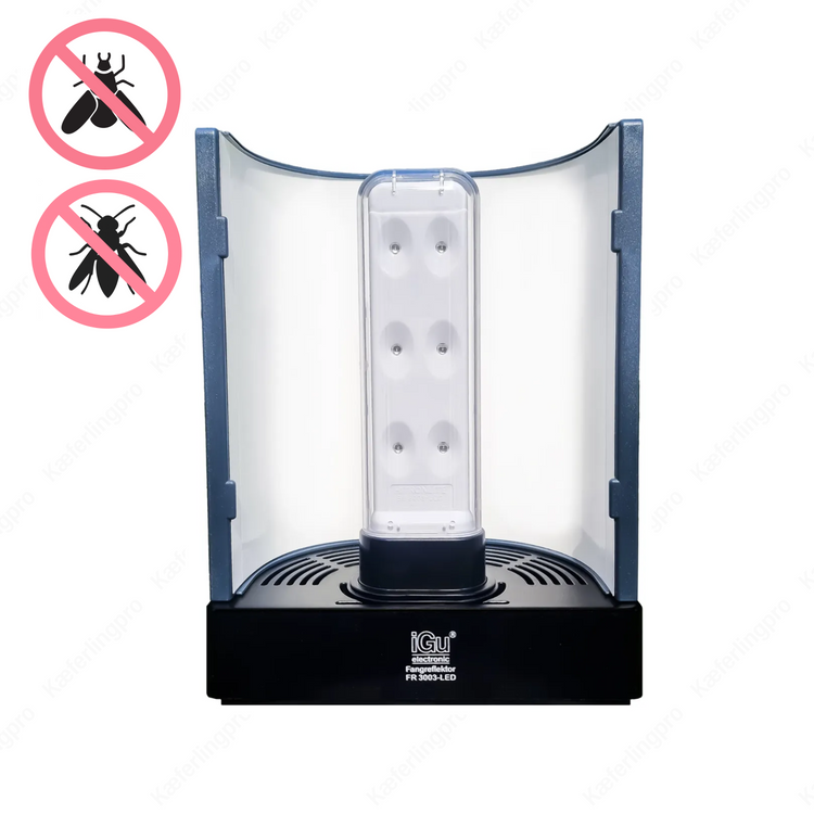 Das Bild zeigt eine LED-Insektenfalle des Modells iGu FangReflektor FR-30034-LED. Durch die integrierte UV-LED-Technologie werden Mücken und Fliegen zuverlässig angelockt und auf der Fangfolie fixiert. Die roten Symbole links oben (durchgestrichene Mücke und Fliege) verdeutlichen die Wirkung gegen diese Insektenarten. Die Falle arbeitet chemiefrei, hygienisch und eignet sich ideal für den Einsatz in Küche, Gastronomie und Wohnräumen.