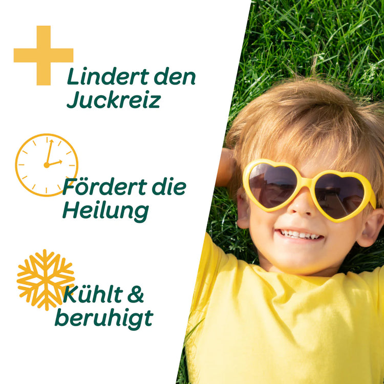Das Bild zeigt ein fröhliches Kind mit gelbem Shirt und Herz-Sonnenbrille, das entspannt im Gras liegt. Links daneben werden die zentralen Vorteile von Recotin hervorgehoben: Die Formel lindert zuverlässig den Juckreiz nach Insektenstichen, fördert den natürlichen Heilungsprozess und sorgt dank ihrer kühlenden Eigenschaften für schnelle Beruhigung der Haut. Die Kombination aus hautfreundlichen, natürlichen Inhaltsstoffen macht Recotin ideal für die Anwendung bei Kindern und bietet sofortige Erleichterung be