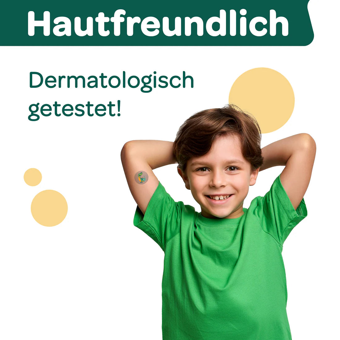 Das Bild zeigt ein fröhliches Kind im grünen T-Shirt, das stolz ein Recotin Pflaster auf dem Arm trägt. Die Patches sind hautfreundlich und dermatologisch getestet, wodurch sie auch für empfindliche Kinderhaut bestens geeignet sind. Sie lindern Hautirritationen nach Insektenstichen auf natürliche Weise, ohne Schmerzen oder unangenehme Nebenwirkungen zu verursachen. Damit sind sie eine sichere und sanfte Lösung, die Eltern ihren Kindern bedenkenlos anwenden können – sowohl zuhause als auch unterwegs.