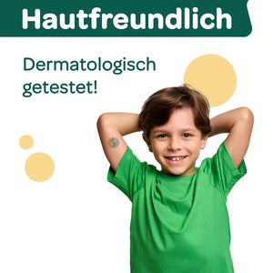 Das Bild zeigt ein fröhliches Kind im grünen T-Shirt, das stolz ein Recotin Pflaster auf dem Arm trägt. Die Patches sind hautfreundlich und dermatologisch getestet, wodurch sie auch für empfindliche Kinderhaut bestens geeignet sind. Sie lindern Hautirritationen nach Insektenstichen auf natürliche Weise, ohne Schmerzen oder unangenehme Nebenwirkungen zu verursachen. Damit sind sie eine sichere und sanfte Lösung, die Eltern ihren Kindern bedenkenlos anwenden können – sowohl zuhause als auch unterwegs.