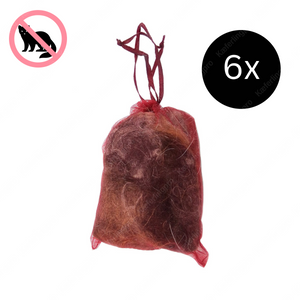 Das Bild zeigt ein rotes Duftsäckchen zur Marderabwehr, erhältlich im 6er Set. Die Beutel sind mit einer speziellen Mischung gefüllt, deren starker Geruch Marder zuverlässig fernhält. Die Anwendung ist unkompliziert: Die Duftsäckchen werden im Motorraum, Dachboden, Schuppen oder in der Garage platziert und entfalten dort ihre abschreckende Wirkung. Dank der rein geruchsbasierten Methode werden die Tiere nicht verletzt – eine umweltfreundliche und tierfreundliche Alternative zu chemischen Mitteln. Besonders 