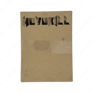 Der flach liegende Novokill Karton in Draufsicht zeigt das markante Novokill Logo und dient als robuste Verpackungslösung für Schädlingsbekämpfungsprodukte. Gefertigt aus stabilem Material schützt er den Inhalt zuverlässig bei Lagerung und Transport. Die neutrale Gestaltung sorgt für unauffällige Lieferungen. Praktisch, sicher und professionell – perfekt geeignet für den Versand von Novokill-Produkten.