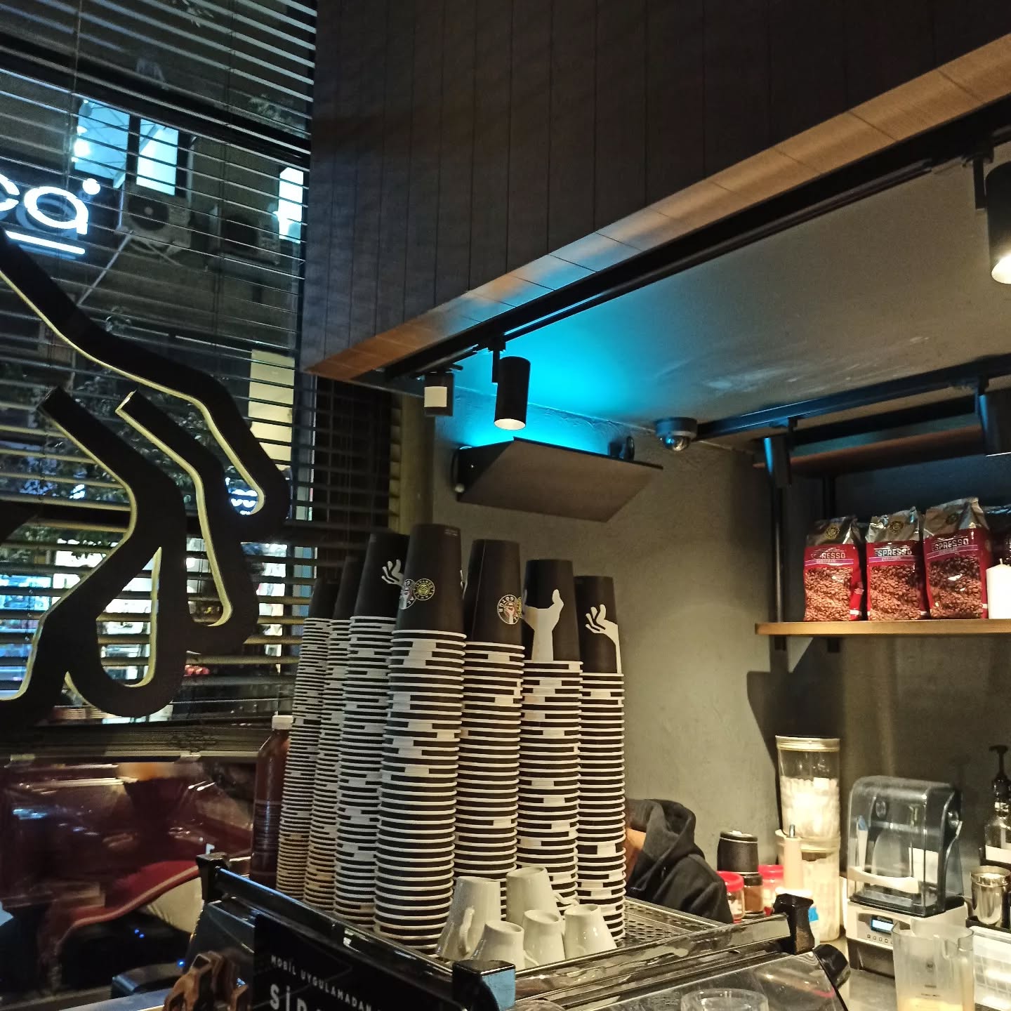 Moderner UV-Fliegenfänger mit energiesparender LED-Technologie zur professionellen Schädlingsbekämpfung. Effektives Gerät zum Anlocken und Fangen von Fluginsekten wie Fliegen, Mücken und Motten. Ideal für Gastronomie, Küchen, Lebensmittelbetriebe, Hotels und hygienische Innenbereiche.