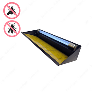 UV-Lichtfalle in Schwarz – modernes Gerät zur professionellen Schädlingsbekämpfung. Lockt Fluginsekten wie Fliegen, Mücken und Motten mit UV-Licht an und hält Küchen, Gastronomie, Hotels sowie Lebensmittelbetriebe hygienisch frei von Insekten.